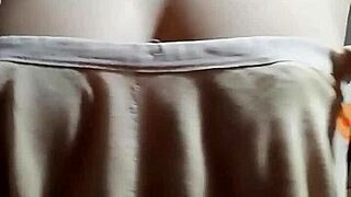 Teen girl masturbate herself in a solo vide