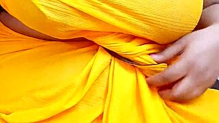 Alluring Bengali bhabhi in a tempting sare