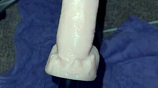 Amateur gay man explores anal pleasure with dild