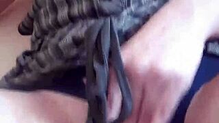 A girl who is alone Pleasure herself by rubbing her vagina