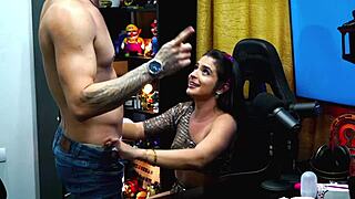 Ela tirou o pau pra fora do maridão no podcast