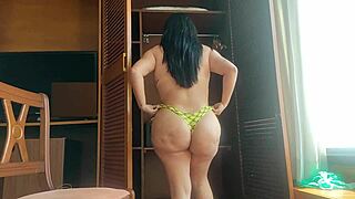 Straight up and down: Extreme booty shot