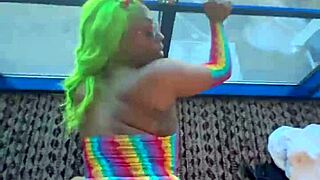 Moee’s big ass twerks in doggy style with Gibby the Clown
