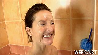 Yo, this hotty with a hairy cunt is pissing everywhere! 😲