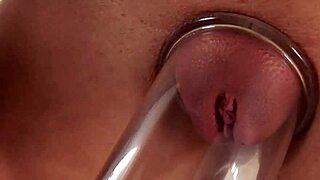 嘿，想看这笑眯眯的妹子用湿玩具下面喷尿吗？