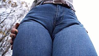 熟女户外紧身蓝牛仔裤挑逗大阴唇
