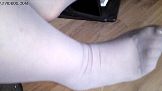 littleangel26, show me those sexy nylon feet!