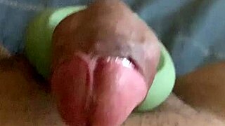 Me masturbate with a toy and cum in delicious jets