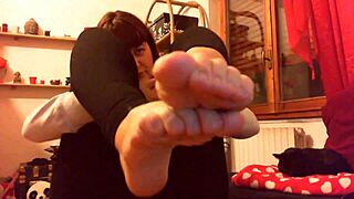 Hey, smell my sweaty feet after yoga class, they’re so damn sexy!
