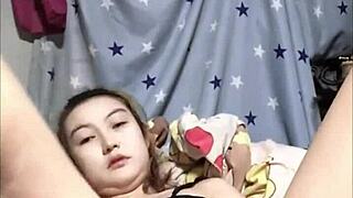 呃，日本素人妹子超饥渴，自慰喷水搞得一团糟，哎呀！