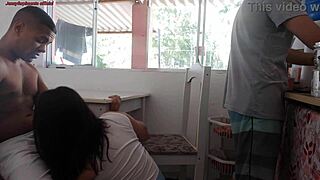 Café da Manhã na Casa de Corno: Amigo Fode Esposa Enquanto Corno Lava Louça