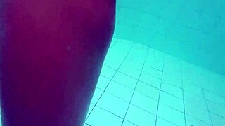 Dando uma intensa na piscina com atriz novata Alice Lemes