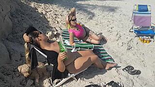 Duas atrizes porno Paty Bumbum e Fada Mel aprontando na praia