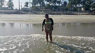 Duas atrizes porno Paty Bumbum e Fada Mel aprontando na praia