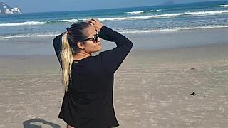 Duas atrizes porno Paty Bumbum e Fada Mel aprontando na praia