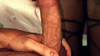 just saw this curvy arab wife get fingered by husband's friend
