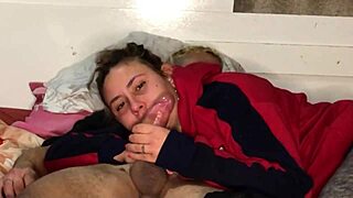 Hermanastra de 18 swallows huge cum load in mouth
