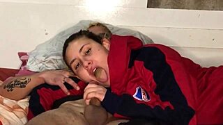 Hermanastra de 18 swallows huge cum load in mouth