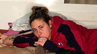Hermanastra de 18 swallows huge cum load in mouth
